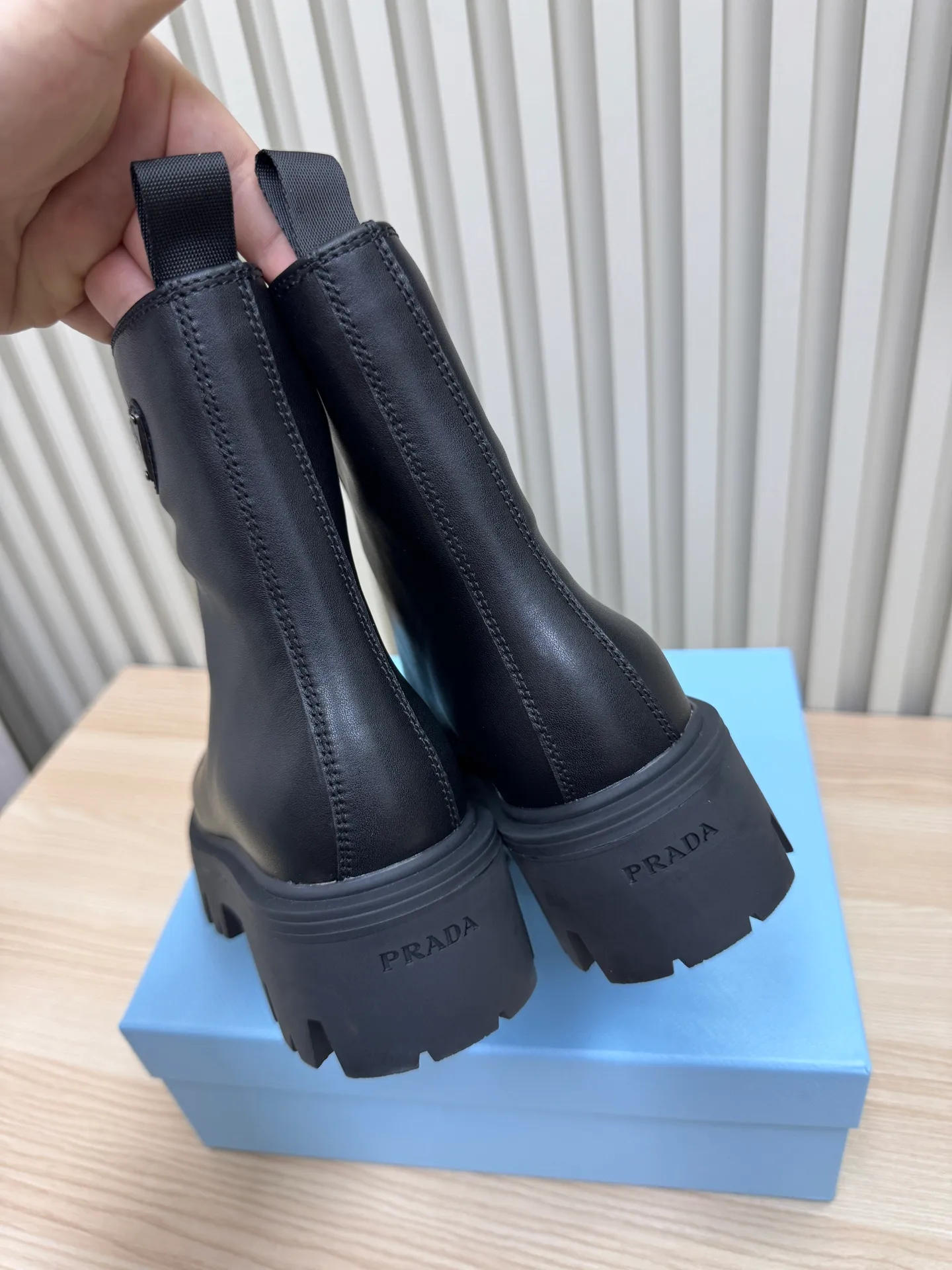👟👟Ex-factory price 680👟👟 Prada / Prada couple's Martin boots are here, comfortable and elegant to wear. The original molded outsole of the counter is 1:1 replica. It is made of non-slip and wear-resistant imported TPU tin mold vacuum outsole. Tank-shaped thick sole. Fabric: imported anti-explosion cowhide. Lining: imported mixed sheepskin lining. Sheepskin foot pads. Outsole: tin molded beef tendon sole. Code number: 35-41 (42 customized)